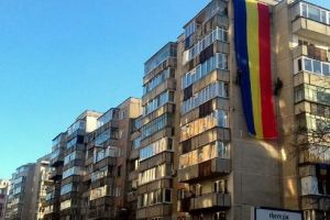 FOTO: Tricolor uriaş, pe un bloc din Târgu-Mureş!
