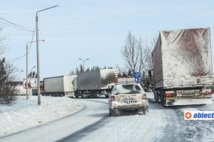 Utilizarea anvelopelor de iarnă este obligatorie atunci când circulaţi pe drumuri acoperite cu zăpadă, gheaţă sau polei