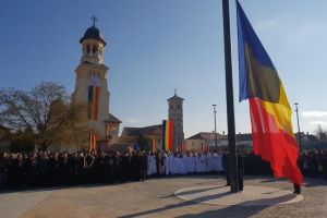 FOTO/ VIDEO: Drapelul naţional, arborat pe catargul din Piaţa Tricolorului, la Alba Iulia, în cadrul unei ceremonii solemne dedicate Zilei Naţionale