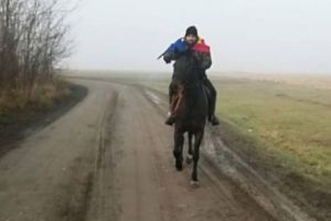 OMAGIU cailor care au murit în războaiele României. Un tânăr a pornit călare spre Alba Iulia