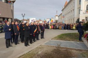 FOTO/ VIDEO| ZIUA NAȚIONALĂ A ROMÂNIEI 2018, la Alba Iulia: Depuneri de coroane şi jerbe de flori la statuile iluştrilor noştri înaintaşi din Oraşul Marii Uniri