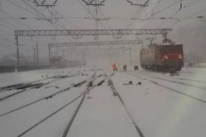  Ger de au crăpat şinele de tren. Circulaţia e înţepenită