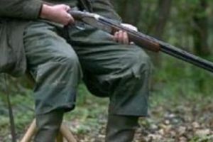 Aflat la VÂNĂTOARE, i-a EXPLODAT ARMA în faţă!