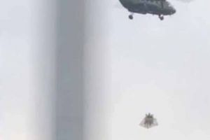 Deasupra Kremlinului a fost filmat un elicopter care transporta o încărcătură ciudată. VIDEO în articol