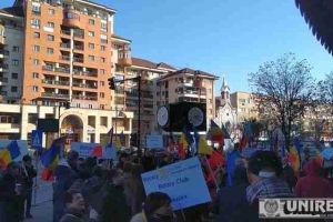 FOTO / VIDEO: Ceas unicat dedicat oraşului Alba Iulia şi aniversării a 100 de ani de la Marea Unire, de către Rotary Club Alba Iulia. Ceasul are forma aparatului foto folosit de Samoila Mârza
