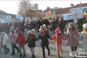 VIDEO: Flashmob în ritm de horă, de Ziua Naţională a României, în Piaţa Cetăţii din Alba Iulia
