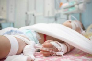 România, în anul Centenarului: O fetiţă de 1 an şi 10 luni a murit de foame. Mama ei, la muncă în străinătate