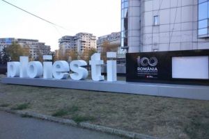 Au fost montate literele volumetrice cu numele orasului, in fata noului sediu al Primariei Ploiesti