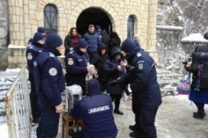 Jandarmii GMJ Constanta au ajutat pentru deblocarea unor masini care au ramas in zapada in apropiere de Manastirea Pestera Sf. Apostol Andrei (galerie foto)