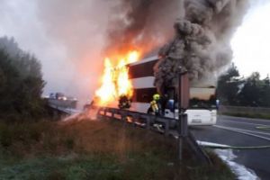 ALERTĂ pe DN1! Un autocar plin cu pasageri A LUAT FOC. Zeci de persoane EVACUATE
