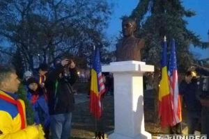 FOTO / VIDEO: Două busturi din bronz, dezvelite de oficialităţi, pe esplanada Monumentului Unirii din Alba Iulia