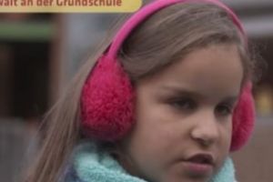 O fetiţă de OPT ani, AGRESATĂ şi ÎNJUNGHIATĂ de un coleg migrant. Profesorul a încercat să ASCUNDĂ incidentul