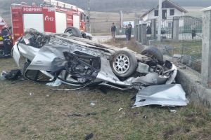 Grav accident rutier pe DN 15 A. Doi tineri răniţi după ce s-au răsturnat cu maşina