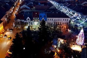 Bistriţa, în atmosfera sărbătorilor: S-au aprins luminiţele, s-a deschis Târgul de Crăciun (VIDEO)
