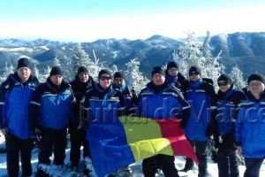 FOTO-VIDEO: Steagul României, arborat pe muntele din Vrancea aflat la confluenţa celor trei regiuni istorice