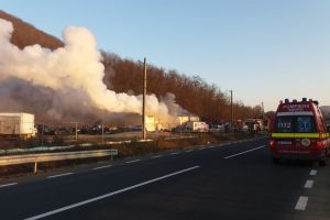 Incendiu la un atelier de dezmembrări auto în apropiere de Brad