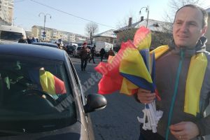 Liberalii târgovişteni au dăruit 1000 de steaguri cu ocazia Zilei Naţionale