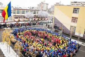 Marş ostăşeşc cu baloane tricolore la Școala „M. Eminescu” Piteşti