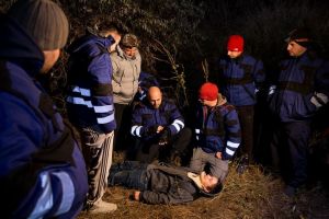 Gravidă cu iminenţă de naştere, salvată. Recuperarea unui autovehicul dintr-o râpă – VIDEO