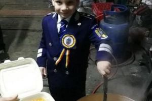 Altfel de CENTENAR. De 1 Decembrie, COPIII oferă MÂNCARE SĂRACILOR. Din SUFLET DE ROMÂN