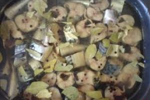 Macrou marinat cu condimente – un deliciu de zile mari! Merită încercat!