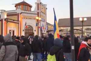 FOTO, LIVE VIDEO. Cel mai mare MARȘ de 1 DECEMBRIE are loc la ALBA IULIA. Mii de români cu steaguri tricolore şi drapele imense intonează cântece patriotice