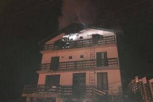 Incendiu la o pensiune din Predeal, în care se aflau 20 de persoane (Video)
