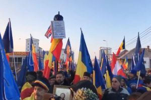 LIVE VIDEO/ FOTO: Cel mai mare MARȘ de 1 DECEMBRIE are loc la ALBA IULIA. Mii de români cu steaguri tricolore şi drapele imense intonează cântece patriotice