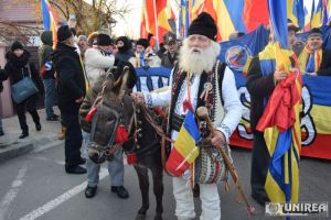 FOTO, VIDEO. Bărbat din Moldova lui Ștefan cel Mare, la Alba Iulia, cu măgăruşul Ghiocel, în faţa coloanei la Marşul Unirii. E îmbrăcat în haine populare şi cu opinci