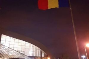 Cel mai mare drapel din Dobrogea a fost inaltat aseara la Pavilionul expozitional