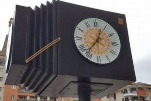 Ceas unicat dedicat oraşului Alba Iulia de către Rotary Club Alba Iulia. Ceasul are forma aparatului foto folosit de Samoila Mârza