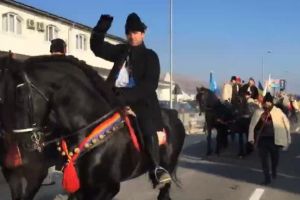 FOTO / VIDEO Convoiul de căruţe ”DRUMUL UNIRII” a ajuns la Alba Iulia. Delegaţia Maramureşului a ajuns la CENTENARUL UNIRII
