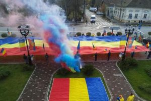 Moment frumos de Ziua Naţională, la Sebeş: Steag de zeci de metri, desfăşurat în timp ce a fost lansat fum tricolor
