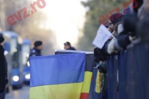 Protestatarii au CREAT un CONFLICT la parada de ZIUA NAȚIONALĂ. „Ne jigneşte. NU VĂ ESTE RUȘINE”