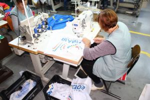 FOTO – Fabrica din Sibiu la care s-au ’’făurit’’ steaguri tricolore pe bandă rulantă