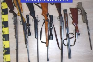 Doi bărbaţi, reţinuţi pentru braconaj cinegetic. Ce au confiscat poliţiştii în urma percheziţiilor