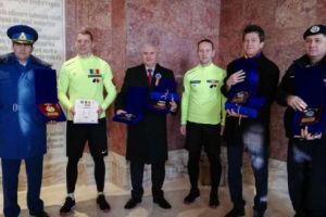 Un jandarm şi un militar au străbătut sute de kilometri pe jos, de la Galaţi la Alba Iulia