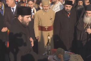 FOTO, LIVE VIDEO: Ceremonie de sfinţire a Monumentului Marii Uniri – simbol la 100 de ani de la unirea Transilvaniei cu România