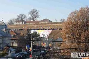 FOTO, VIDEO: Ultraşii români “Uniţi sub tricolor”, la Alba Iulia. Banner imens afişat pe dealul de deasupra Porţii I a Cetăţii
