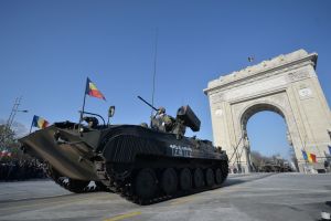 VIDEO – FOTO Paradă militară impresionantă la Arcul de Triumf – Jandarmii, huiduiţi de spectatori