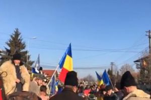 VIDEO Convoiul de căruţe ”DRUMUL UNIRII” a ajuns în Cetatea Marii Uniri. Au venit cale de sute de kilometri, ca strămoşii lor, acum 100 de ani