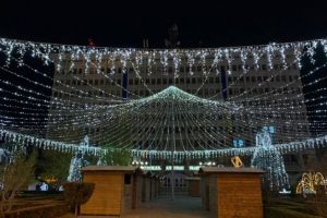 In orasul invins de gunoaie si gropi, PNL il lauda pe primarul Adrian Dobre pentru iluminatul festiv