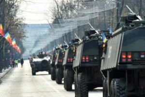 4.000 de militari români şi străini au defilat pe sub Arcul de Triumf
