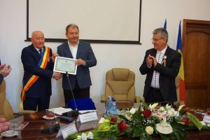 Radu Moldovan şi protopopul Ioan Dâmbu, cetăţeni de onoare ai Năsăudului (FOTO)