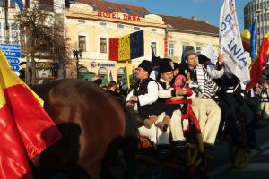 FOTO&VIDEO. Paradă militară spectaculoasă, la Satu Mare. Mii de oameni pe străzi