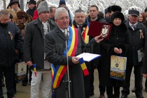 „Cetăţenii Centenarului”, premiaţi de Ziua Bucovinei, la statuia lui Ștefan cel Mare