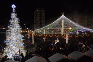 Luminile de sărbătoare, aprinse în centrul Sucevei, de Ziua Bucovinei