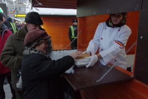 5.000 de porţii de fasole şi cârnaţi, împărţite în centrul Sucevei