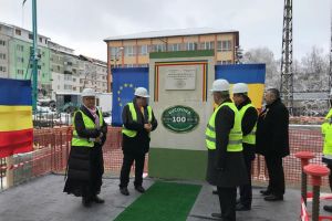 Placă omagială „Centenar”, amplasată ieri pe corpul nou care se construieşte la ...