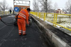 A început turnarea asfaltului pe podul de la Milişăuţi
